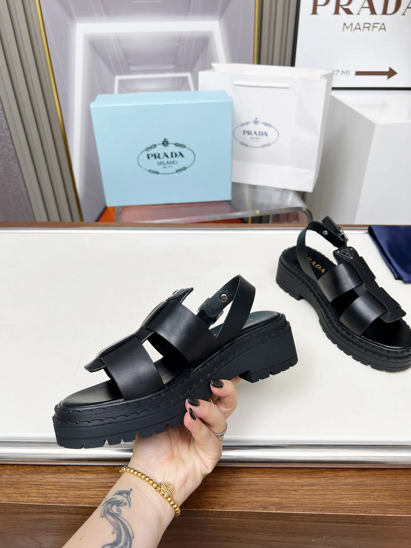👟👟Ex-factory price 420👟👟 PRADA/Prada 25ss new spring and summer sandals. The simple design is probably the most popular thing about it. It is not the kind that is found on the street. It has its own brand personality. The fabric is made of calfskin and the lining is mixed sheepskin. Heel height: 4.5cm Size: #35-41 (35 41 custom-made is not returnable)